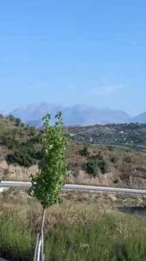 Saranda 'daki albania plajı. ksamil deniz göğü berrak su hava dağları