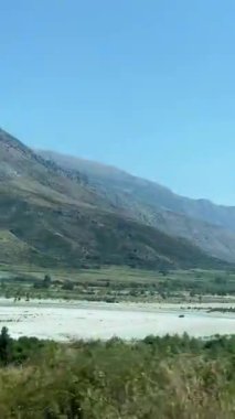 Saranda 'daki albania plajı. ksamil deniz göğü berrak su hava dağları