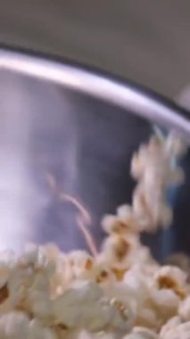 Evde özel bir makinede patlamış mısır pişirmek. Karamelli patlamış mısır tarifi. Yakın plan film için nefis bir ikram.
