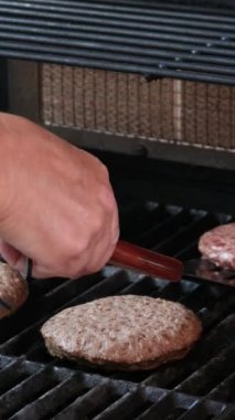 Hamburgerler alevli ızgarada soğuyor, ağır çekimde. Phantom Flex 4K kamerayla çekilmiş. Yüksek kalite 4k görüntü