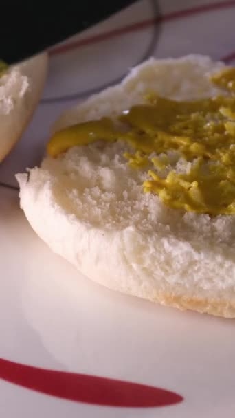Processo Preparar Hambúrguer Comida Americana Fast Food Casa Mostarda Pão — Vídeo de Stock
