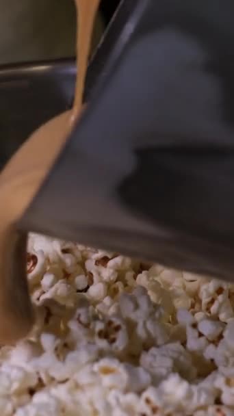 Vaření Popcornu Doma Speciálním Karamelu Plnění Karamelizovaný Popcorn Recept Close — Stock video
