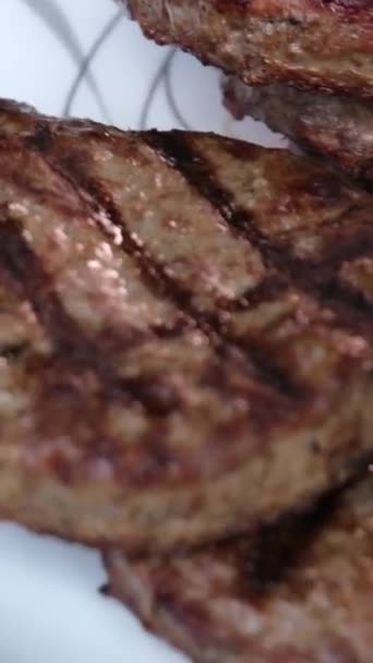Gli Hamburger Raffreddano Una Griglia Fiammeggiante Rallentatore Girato Sulla Fotocamera — Video Stock