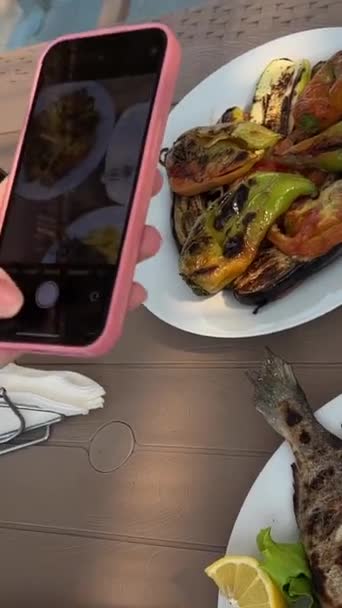 Φαγητό Στην Παραλία Έφηβη Μαύρο Μαγιό Τρώει Ψάρι Dorada Στην — Αρχείο Βίντεο