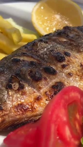 Lulas Camarão Peixe Batatas Fritas Prato Branco Junto Mar Deliciosa — Vídeo de Stock