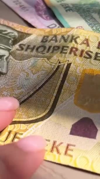 Αλβανικά Χαρτονομίσματα Των 000 Και 000 Δογμάτων Στο Τραπέζι Μια — Αρχείο Βίντεο
