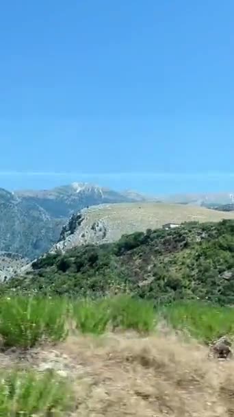 Pohled Okna Pohoří Albánie Projíždějící Vozidla Silnici Světlá Oblačná Obloha — Stock video