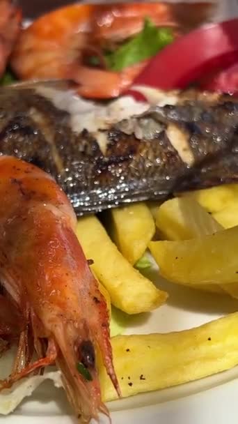 Πάρε Τηγανιτές Πατάτες Ένα Πιρούνι Κομμένο Μαχαίρι Γαρίδες Gilhead Ψάρια — Αρχείο Βίντεο