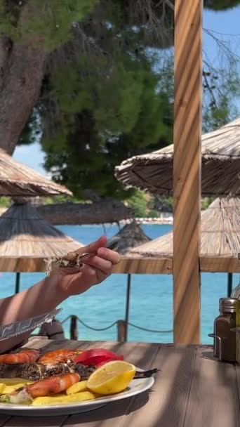 Jedzenie Plaży Elegancka Restauracja Albańskim Kurorcie Ksemil Dziewczyna Ryby Frytki — Wideo stockowe