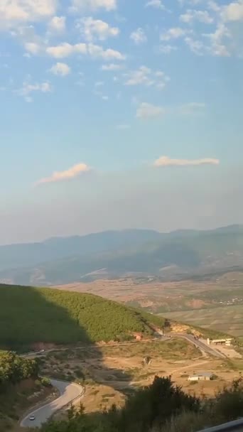 Vista Janela Das Montanhas Albânia Passando Veículos Estrada Luz Céu — Vídeo de Stock