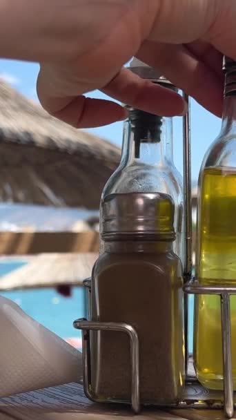 Čerstvý Rajčatový Salát Mikrozelení Olivovým Olejem Nalévání Olivového Oleje Organická — Stock video