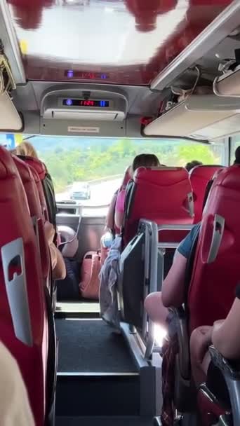 Toeristische Bus Rode Stoelen Mensen Zitten Hen Onherkenbare Mensen Gaan — Stockvideo