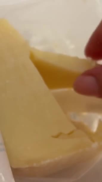 Arbeiter Einem Lager Für Hausgemachten Käse Zubereitet Und Gelagert Video — Stockvideo