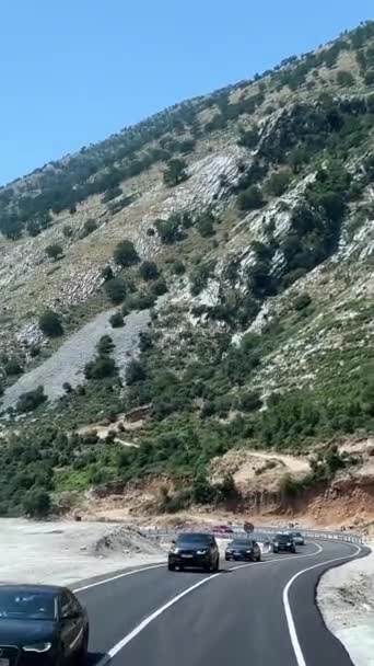 Route Albania Montagnes Plaines Passage Routier Travers Les Voitures Hôtels — Video