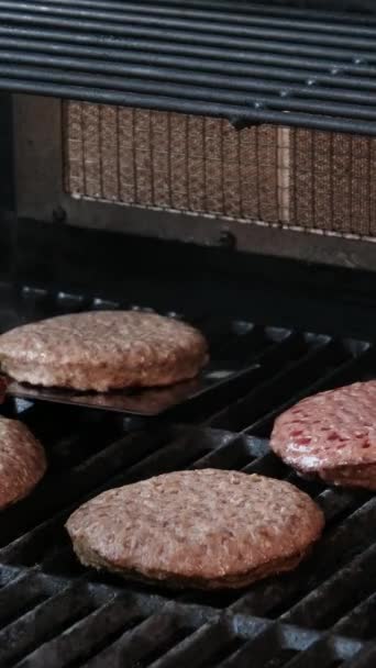Elektrikli Izgarada Izgara Burger Burger Köfteleri Spatula Üzerinde Kapanış Kapanışı — Stok video