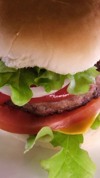 Incroyable Burger Appétissant Avec Divers Ingrédients Frais Petits Pains Sur — Video