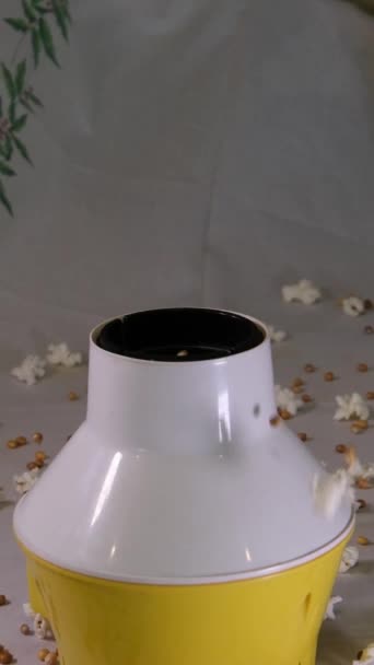 특별한 캐러멜에서 집에서 팝콘을 채우기 캐러멜 조리법 클로즈업 영화에 맛있는 — 비디오