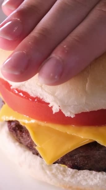 Processo Preparar Hambúrguer Comida Americana Fast Food Casa Mostarda Pão — Vídeo de Stock