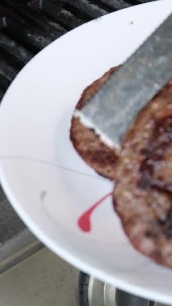 Μπάρμπεκιου Μπιφτέκια Που Παρασκευάζονται Μπάρμπεκιου Φωτιά Σχάρα Κρέας Βοείου Κρέατος — Αρχείο Βίντεο