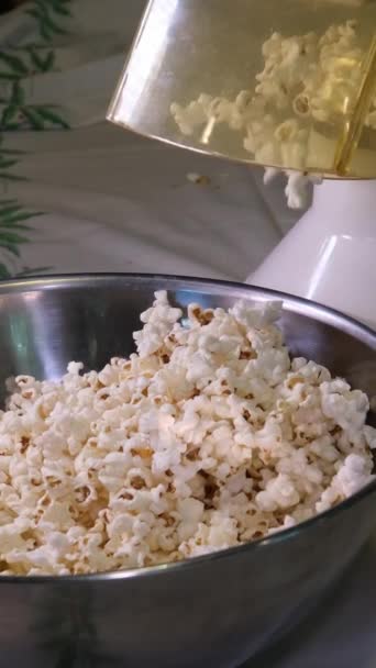 Läckra Sockerpopcorn Med Massor Karamell Kolasmak Popcorn Närbild Högkvalitativ Film — Stockvideo