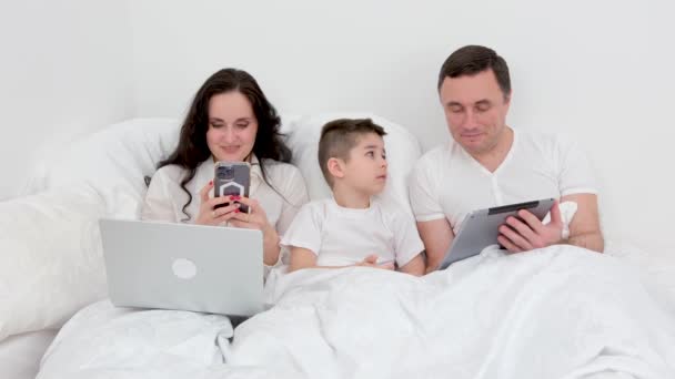 Banner Latest Technology Family Husband Wife Child Sitting Watching Movie — Stock Video