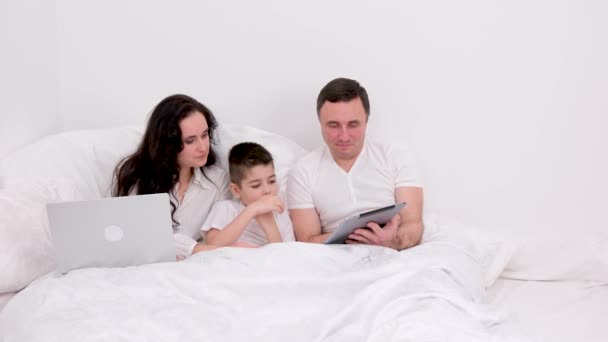 Banner Mais Recente Tecnologia Marido Família Esposa Criança Sentado Assistindo — Vídeo de Stock