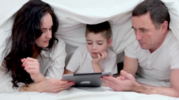 Bannière Dernière Technologie Famille Mari Femme Enfant Assis Regardant Film — Video