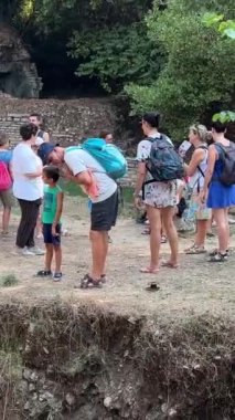 Butrint, Sarande İlçesi Arnavutluk Sinematik Roma Baptisterisi, Antik UNESCO Dünya Mirasları Merkezi 4K. Eski bir Buthrotum kasabasının kalıntıları. Arnavutluk, Butrint 09.09.2023
