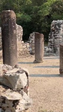 Butrint, Sarande İlçesi Arnavutluk Sinematik Roma Baptisterisi, Antik UNESCO Dünya Mirasları Merkezi 4K Arnavutluk, Butrint. Eski bir Buthrotum kasabasının kalıntıları.