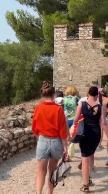 Butrint, Sarande İlçesi Arnavutluk Sinematik Roma Baptisterisi, Antik UNESCO Dünya Mirasları Merkezi 4K. Eski bir Buthrotum kasabasının kalıntıları. Arnavutluk, Butrint 09.09.2023