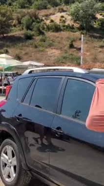 Mavi göz, Arnavutluk 'un ünlü turizm girişi. Mavi göz, turistler, temiz su üzerinde süzülen yaz haritasına bakıyorlar. Unesco, Arnavutluk Saranda 28.08.2023' ü listeledi.