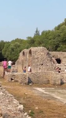 Butrint, Sarande İlçesi Arnavutluk Sinematik Roma Baptisterisi, Antik UNESCO Dünya Mirasları Merkezi 4K Arnavutluk, Butrint. Eski bir Buthrotum kasabasının kalıntıları. Arnavutluk 09.09.2023