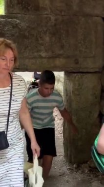 Butrint, Sarande İlçesi Arnavutluk Sinematik Roma Baptisterisi, Antik UNESCO Dünya Mirasları Merkezi 4K. Eski bir Buthrotum kasabasının kalıntıları. Arnavutluk, Butrint 09.09.2023