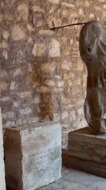 Arnavutluk 'ta Butrint, 4K' da UNESCO Dünya Mirasları Merkezi Sineması. Antropoloji Taş Müzesi Arnavutluk 'un 09.09.2023 heykelini yaptı