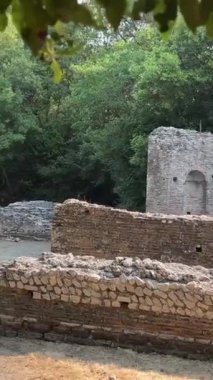 Butrint, Sarande İlçesi Arnavutluk Sinematik Roma Baptisterisi, Antik UNESCO Dünya Mirasları Merkezi 4K Arnavutluk, Butrint. Eski bir Buthrotum kasabasının kalıntıları. Arnavutluk 09.09.2023