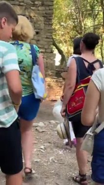 Butrint, Sarande İlçesi Arnavutluk Sinematik Roma Baptisterisi, Antik UNESCO Dünya Mirasları Merkezi 4K. Eski bir Buthrotum kasabasının kalıntıları. Arnavutluk, Butrint 09.09.2023