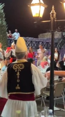 İyon Denizi Arnavut aroması ve gelenekleri ulusal şarkılar ve ulusal danslar öğretmek. Arnavut çoksesli şarkı söyleme, UNESCO 'nun soyut kültürel mirası. Arnavutluk ksemil saranta 09.09.2023