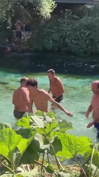 Arnavutluk Bir Içme Baharında Soğuk Bir Nehirde Yıkanan Erkekler Şeffaf — Stok video
