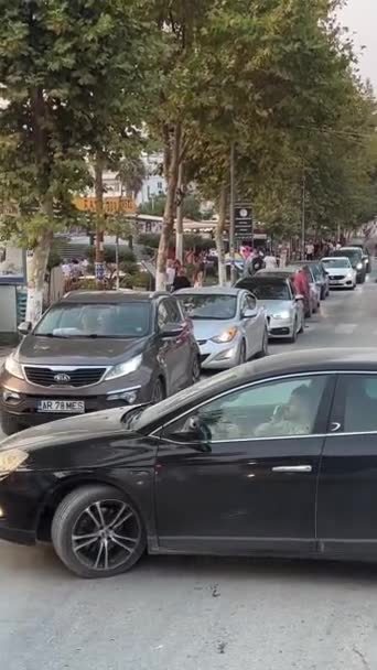 Caddelerdeki Trafiği Engelleyen Insan Araba Trafiği Trafiği Trafik Sıkışıklığı Ksamil — Stok video