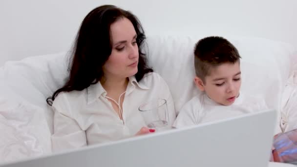 Mãe Filho Sob Cobertor Jogando Tablet Menino Anos Idade Mulher — Vídeo de Stock