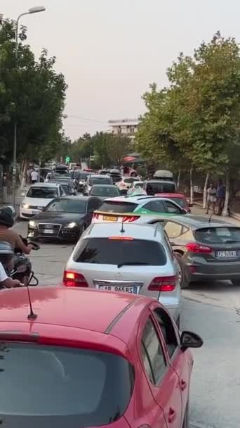 Liikenne Kaduilla Ihmisten Autojen Liikkuminen Moottoripyöräilijät Estävät Tieliikenteen Ruuhkat Ihmiset — kuvapankkivideo