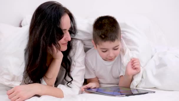 Anne Oğlu Battaniyenin Altında Yaşlarındaki Tabletçi Çocukla Oynuyorlar Siyah Saçlı — Stok video