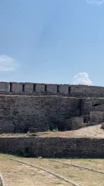Cirokastra Müzesi Şehri Arnavut komünist lider Enver Hoca 'nın doğum yeri olarak biliniyor. UNESCO Dünya Mirası Alanı, Osmanlı Şehri Arnavutluk 