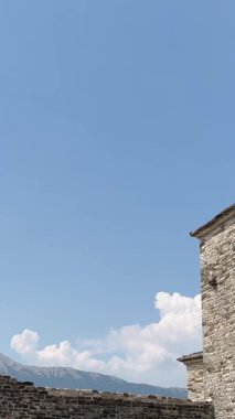 Cirokastra Müzesi Şehri Arnavut komünist lider Enver Hoca 'nın doğum yeri olarak biliniyor. UNESCO Dünya Mirası Alanı, Osmanlı Şehri