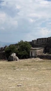 Cirokastra Müzesi Şehri Arnavut komünist lider Enver Hoca 'nın doğum yeri olarak biliniyor. UNESCO Dünya Mirası Alanı, Osmanlı Şehri Arnavutluk 09.09.2023