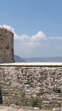 Cirokastra Müzesi Şehri Arnavut komünist lider Enver Hoca 'nın doğum yeri olarak biliniyor. UNESCO Dünya Mirası Alanı, Osmanlı Şehri