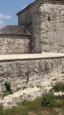 Cirokastra Müzesi Şehri Arnavut komünist lider Enver Hoca 'nın doğum yeri olarak biliniyor. UNESCO Dünya Mirası Alanı, Osmanlı Şehri