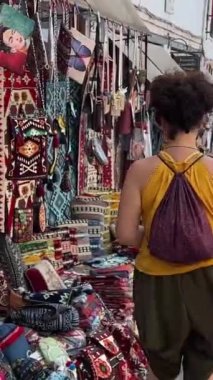 Cirokastra Müzesi Şehri Arnavut komünist lider Enver Hoca 'nın doğum yeri olarak biliniyor. UNESCO Dünya Mirası Alanı, Osmanlı Şehri Abania 28.08.2023