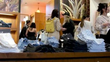 Aritzia kıyafet alışverişi strese çare arayan kızlar alışveriş mağazasından kıyafet seçiyorlar şans pahalıya mal oluyor geniş seçmeli şık mağaza farklı uluslardan kadınlar Vancouver Kanada 'dan 09.09.2023