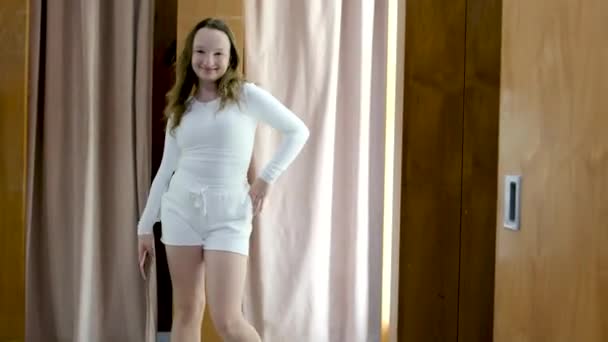 Dziewczyna Pokojach Montażu Stawia Sportowe Obcisłe Garnitury Ubrania Nowe Tagiem — Wideo stockowe